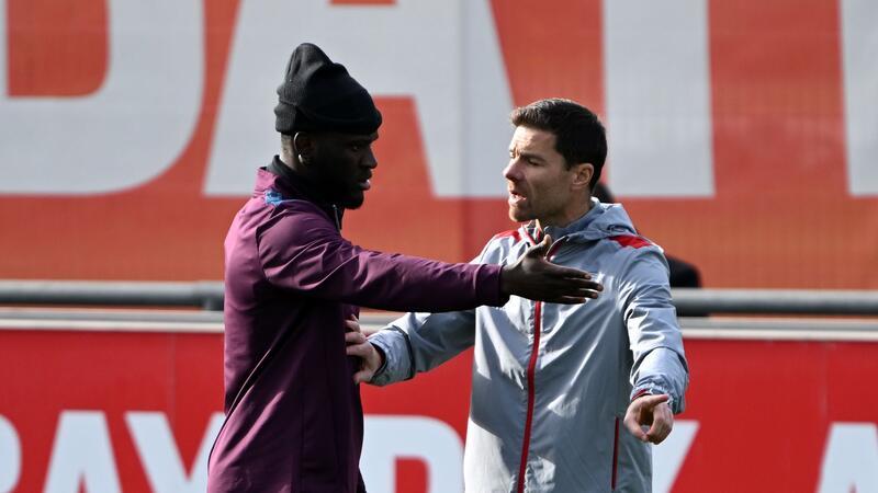 Alonsos Traum vom Finale in Berlin Leverkusens Trainer Xabi Alonso (r) kann wieder mit Stürmer Victor Boniface planen.