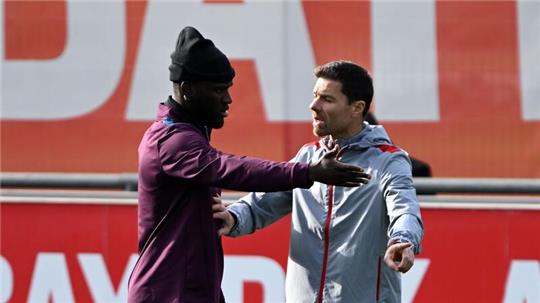 Leverkusens Trainer Xabi Alonso (r) kann wieder mit Stürmer Victor Boniface planen.