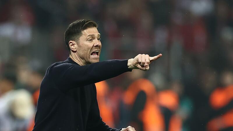 Hoeneß ganz offen über Alonso: „Wir würden ihn gerne verpflichten“ Leverkusens Trainer Xabi Alonso soll einem Bericht zufolge schon Gespräche mit den Bayern geführt haben.