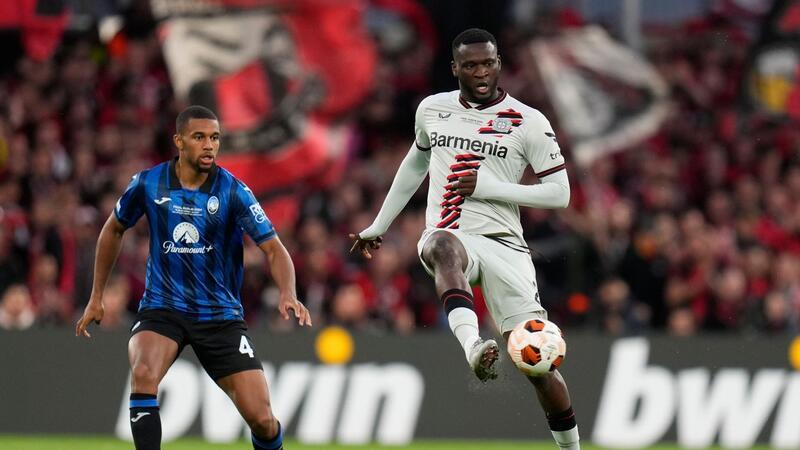 Leverkusens Triple-Traum platzt im Finale von Dublin Leverkusens Victor Boniface (r) kam zur zweiten Hälfte in die Partie, entscheidende Akzente konnte der Stürmer aber nicht mehr setzen.
