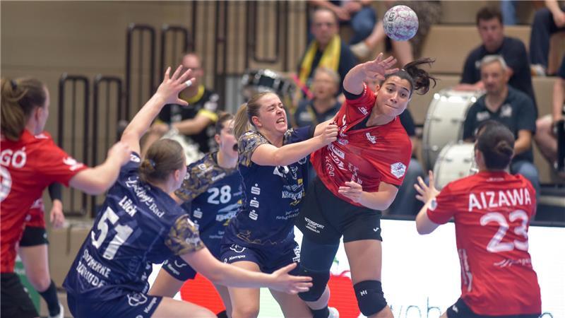Levke Kretschmann und der BSV kämpfen hinten um den Ball.