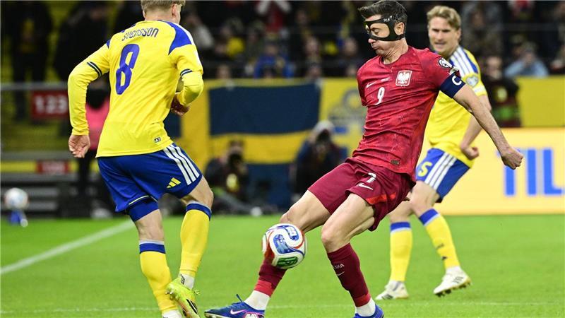 Lewandowski spielte in Stockholm mit Gesichtsmaske.