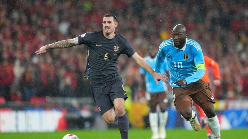 Gregoritsch mit Dreierpack - Spektakel bei Top-Duell Lewis Dunk (l) aus England im Laufduelle mit dem Belgier Romelu Lukaku.