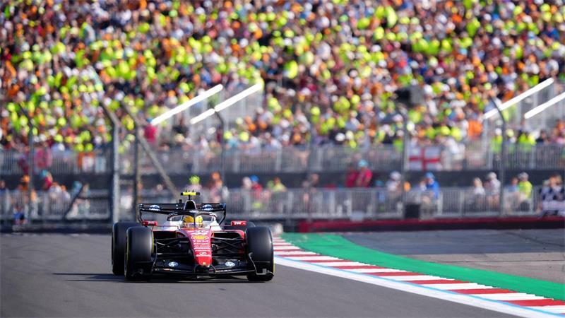 Lewis Hamilton gibt in Silverstone den Ton an.