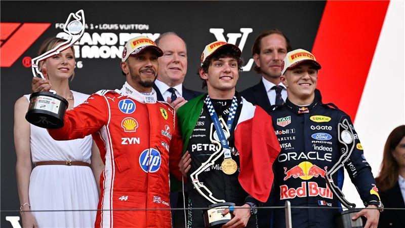 Glück mit Kardashian: Hamilton spürt endlich Ferrari-Liebe Lewis Hamilton ist älter als Monaco-Sieger Kimi Antonelli (M) und der Dritte Isack Hadjar (r) zusammen.