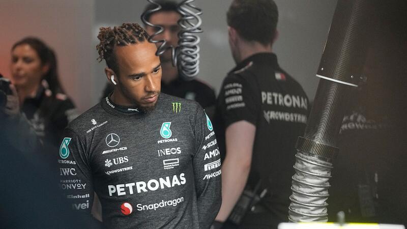 Hamilton räumt Selbstzweifel ein: Bin auch nur ein Mensch Lewis Hamilton kam in dieser Saison auf nicht mal halb so viele Punkte wie Weltmeister Max Verstappen.