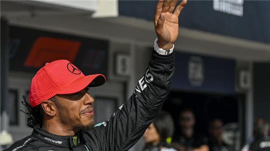  Lewis Hamilton aus Großbritannien von Mercedes-AMG Petronas jubelt den Fans zu.