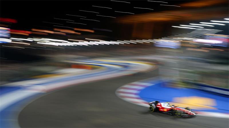 Verstappen krönt Jubiläum - Antonelli kommt WM näher Lewis Hamilton wird von Kim Kardashian an der Strecke unterstützt.