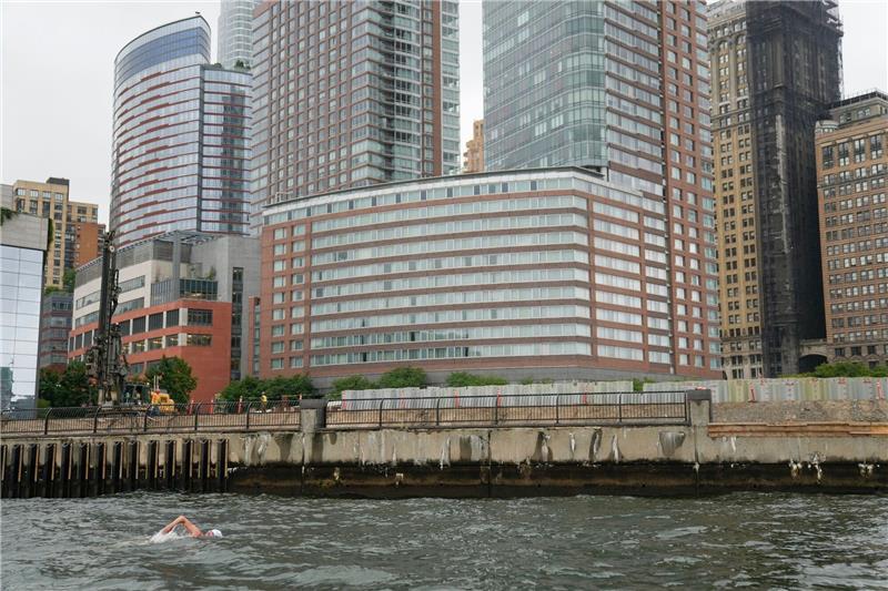 Lewis Pugh kommt in Lower Manhattan. Der 53-jährige Ausdauerschwimmer beendete seine einmonatige Flussreise entlang des gesamten Hudson River.