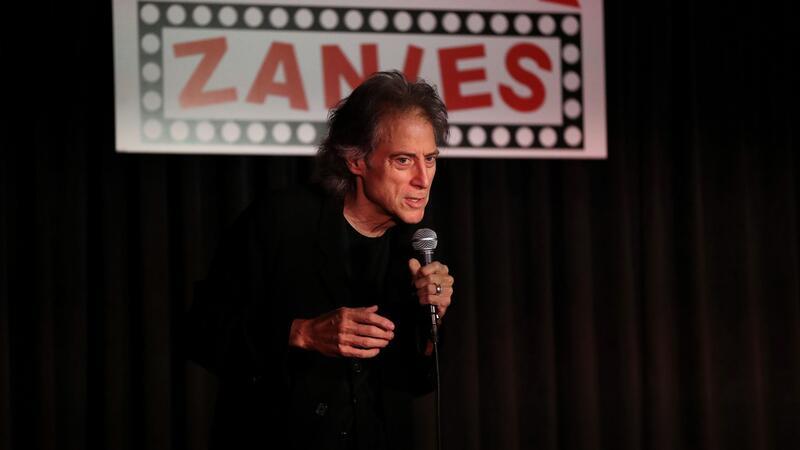 Lewis schaffte den Durchbruch in den 80er-Jahren als Stand-up-Comedian mit dem für ihn typisch bissigen und schwarzen Humor.