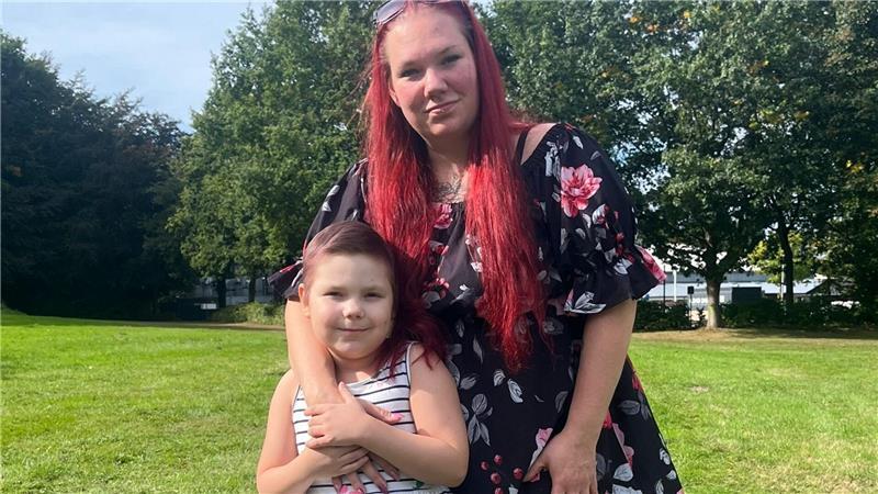 Lia mit ihrer Mutter Jessica Schimang.