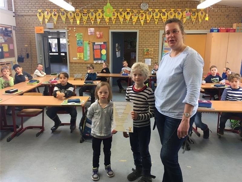 Lia und Ole, die Klassensprecher der Koop-Klasse an der Stieglitzschule, und ihre Klassenlehrerin Almut Walker präsentieren stolz die Urkunde.
