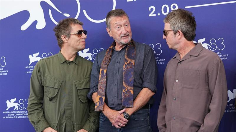 Oasis lassen Pressekonferenz in Venedig ausfallen Liam Gallagher, der Drehbuchautor Steven Knight und Noel Gallagher in Venedig.
