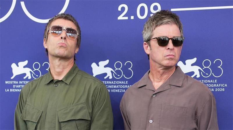 Liam Gallagher (l) und Noel Gallagher beim traditionellen Fototermin vor der Pressekonferenz.