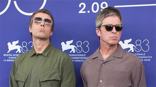 Liam Gallagher (l) und Noel Gallagher beim traditionellen Fototermin vor der Pressekonferenz.