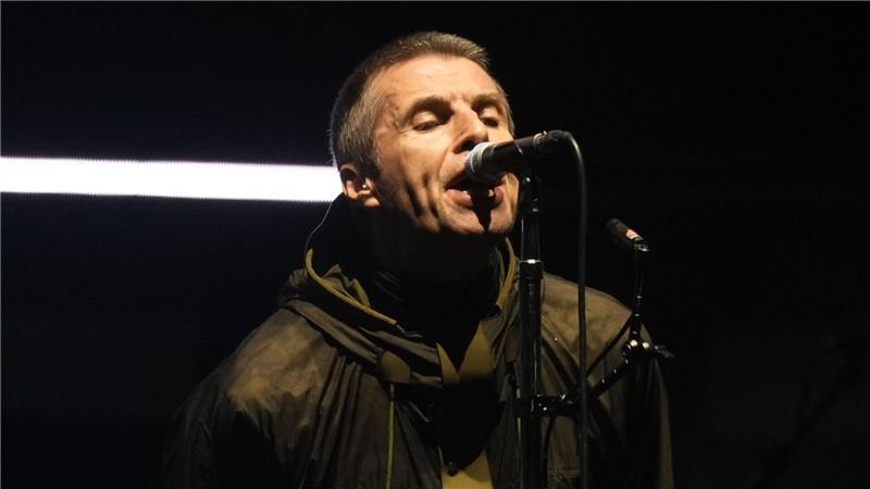 Oasis-Comeback in Wales: Alles wieder so wie früher? Liam Gallagher steht wieder mit seinem Bruder auf der Bühne.