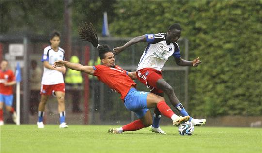 Liam Giwah im Zweikampf beim Spiel gegen die U23 des HSV. Foto: Claus Bergmann