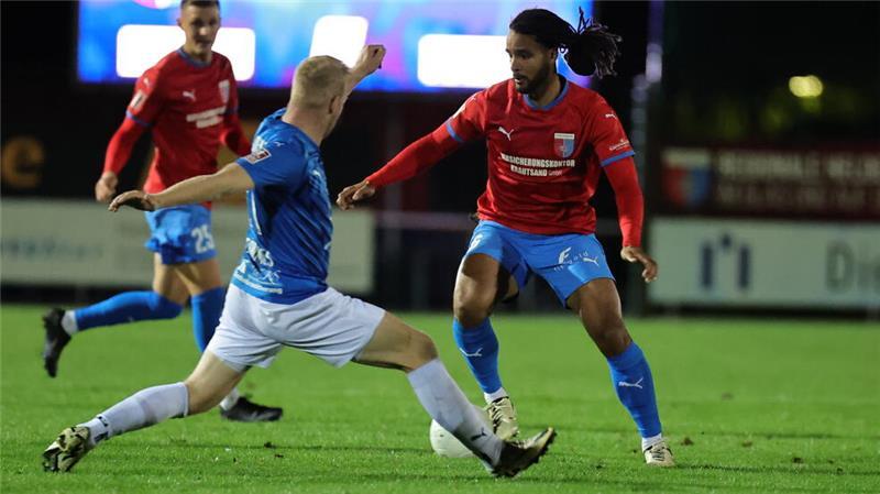 Liam Giwah liefert in der Defensive eine starke Leistung.