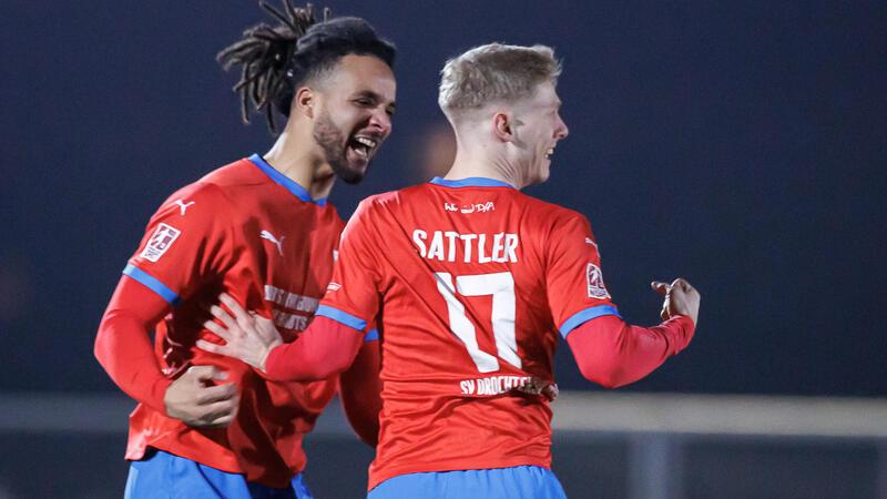 Fünfter D/A-Sieg in Serie: Hart erkämpftes 2:1 gegen Bremer SV Liam Giwah (links) und Torschütze Martin Sattler bejubeln die frühe D/A-Führung.