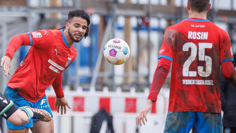 Liam Giwah sah kurz vor der Pause die Gelb-Rote Karte, weil er zwei Konter durch taktische Fouls unterband.