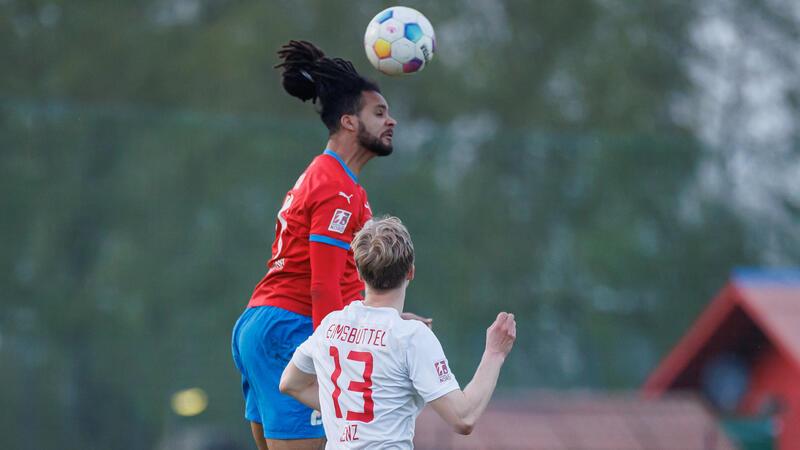 Liam Giwah sah schon in der ersten Hälfte die Rote Karte. Sein Foul verursachte einen Elfer.