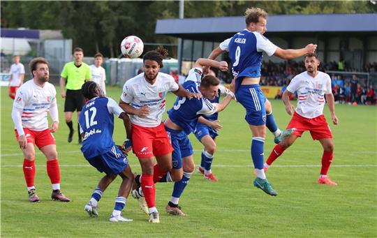 Liam Giwah schaltet sich bei Standards ins Angriffsspiel ein. In der ersten Hälfte vergibt er eine Riesenmöglichkeit.