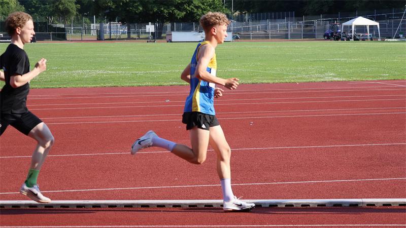 Clara Passauer schafft es in zwei Endkämpfe bei der DM Liam Timm vom BSV wurde über 3000 m Zehnter bei der DM.