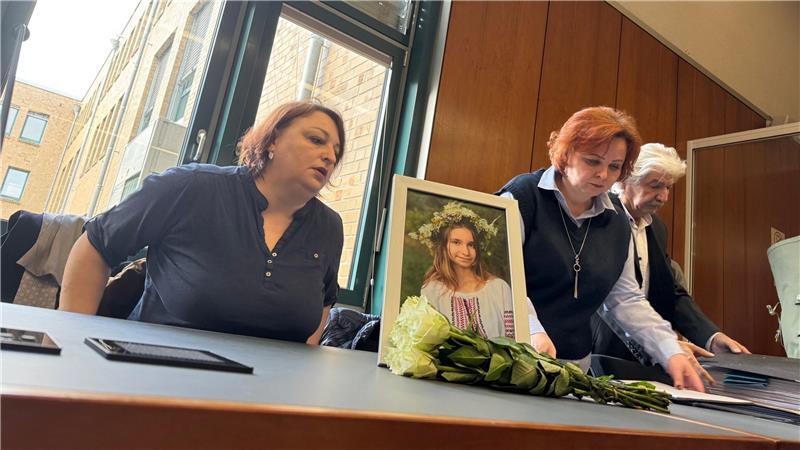 Lianas Mutter Alica hat ein Bild ihrer Tochter mit in den Gerichtssaal gebracht.