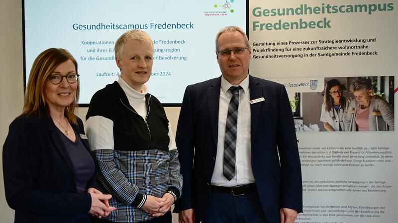 Ärzte, Pflege und mehr: Fredenbeck startet Gesundheitsoffensive Liane Knabbe, Christine Becker und Matthias Hartlef (v.l.) stellen das neue Gesundheitsprojekt für Fredenbeck vor.