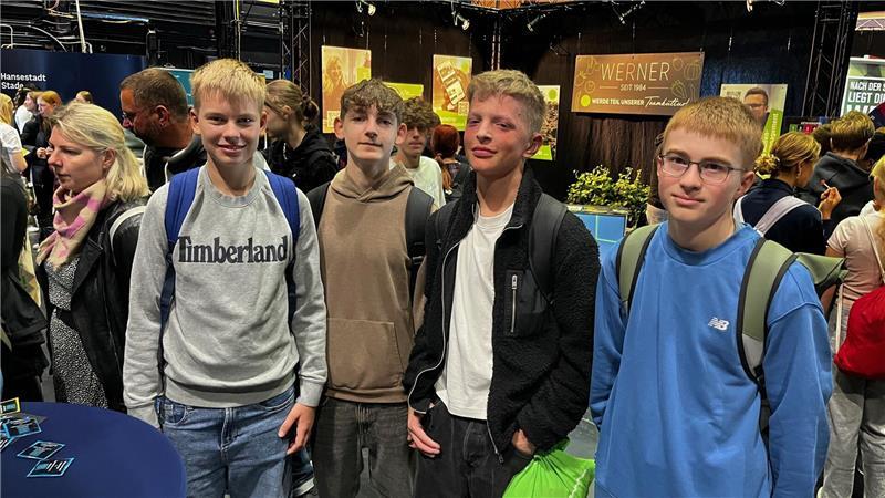 Werben um Azubis: Wenn Top Gun plötzlich im Stadeum auftaucht Lias, Bence, Hagen und Hannes von der Oberschule Horneburg gucken sich um.