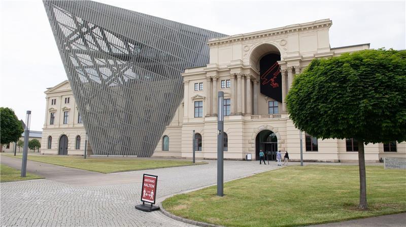 Meister der Linien: Architekt Daniel Libeskind wird 80 Libeskind gestaltete auch das Militärhistorische Museum in Dresden. (Archivbild)