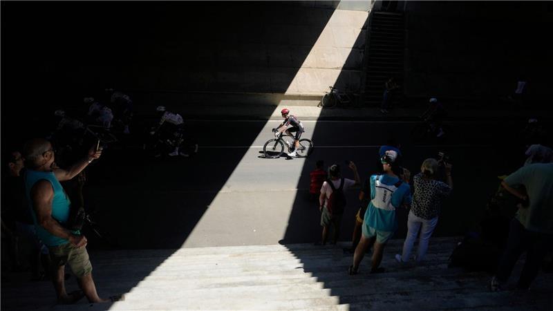 Bilder des Tages Licht und Schatten: Zuschauer fotografieren die Fahrer während der elften Etappe der Tour de France,