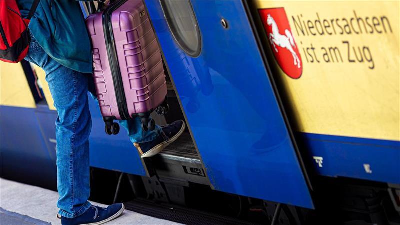 Licht und Schatten bietet der Fahrbahnwechsel Mitte Dezember für Reisende im Nahverkehr. (Symbolbild)