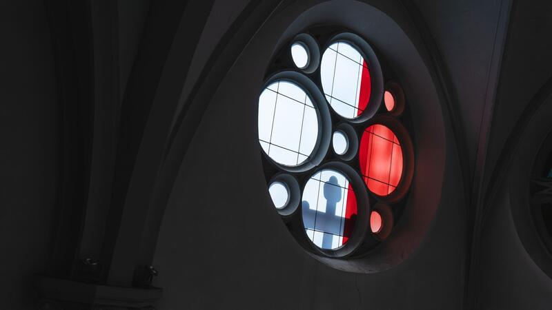 Christliche Kirchen setzen sich für Armenier ein Licht wirft den Schatten eines Kreuzes durch ein Kirchenfenster.