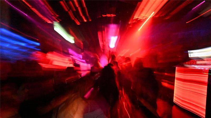 Der drohende Untergang des Nachtlebens Lichter, Tanzen, Rausch - mitten in der Nacht: Gäste tanzen in einem Club - hier in München. (Archivbild)