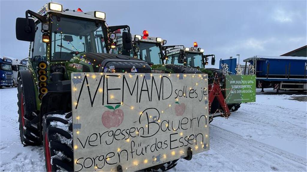 Lichterfahrt durch ein Winterwunderland auf der Geest.