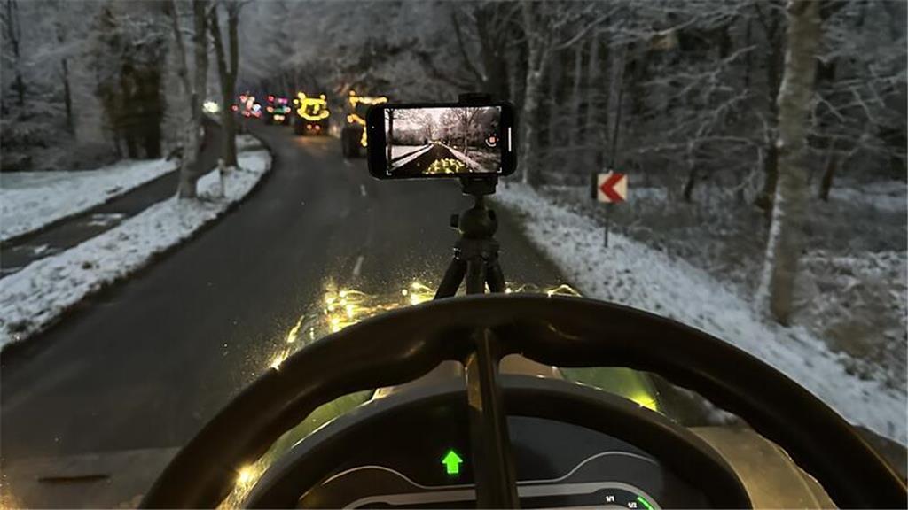 Lichterfahrt durch ein Winterwunderland auf der Geest.