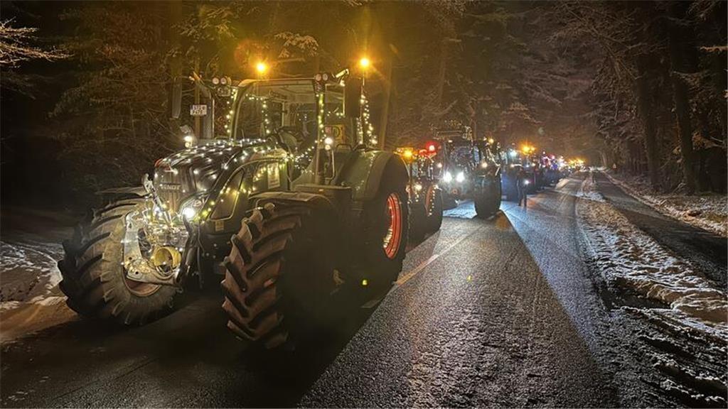 Lichterfahrt durch ein Winterwunderland auf der Geest.
