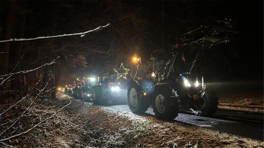 Lichterfahrt durch ein Winterwunderland auf der Geest.