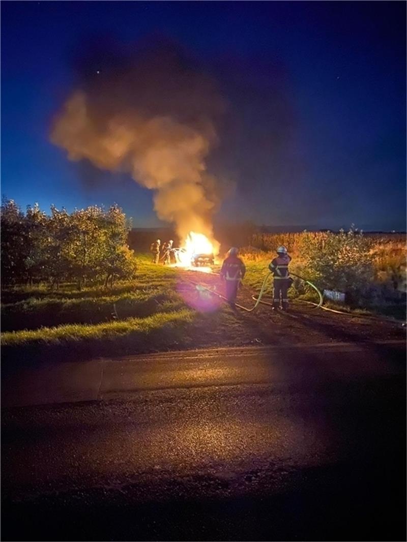 Lichterloh brennt das Gasauto in Jorkerfelde. Foto: Ladwig