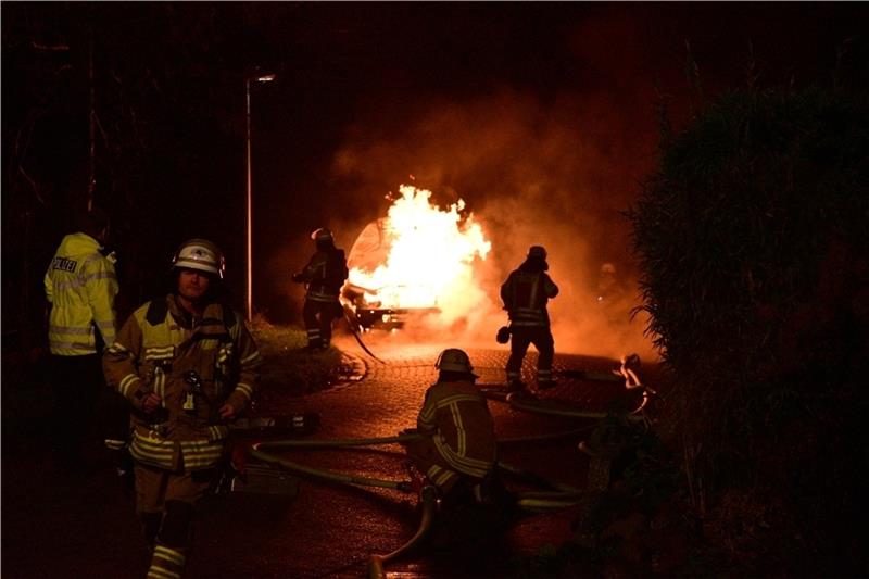 Lichterloh lodern die Flammen: Gas aus einem Fahrzeugtank hat sich entzündet. Foto: Beneke