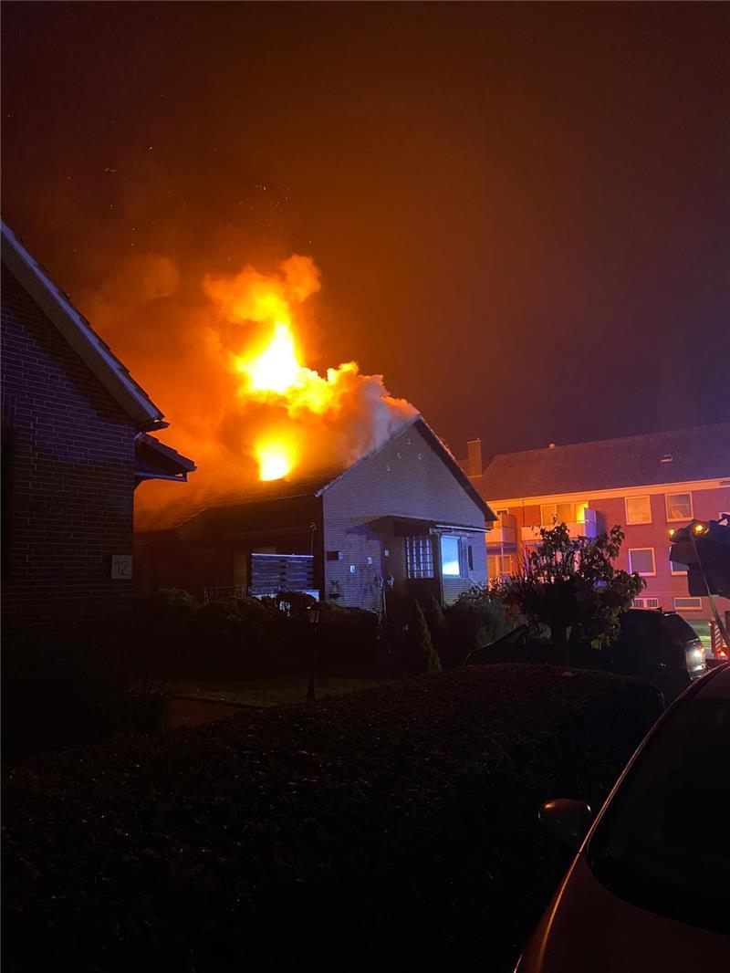 Lichterloh lodern die Flammen im Dachstuhl des Mehrfamilienhauses an der Neuen Straße in Estebrügge. Fotos: Ladwig