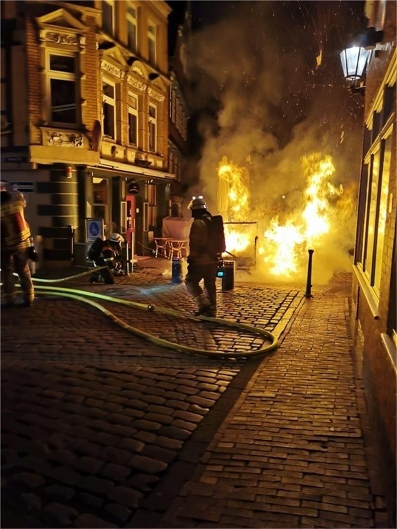 Lichterloh loderten die Flammen in der Altstadt , als vor ein paar Tagen ein Standkorb in Brand gesteckt worden ist. Foto: Feuerwehr