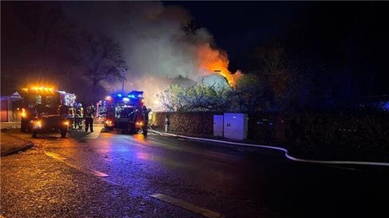Flammen vernichten Kehdingbrucher Reetdachhaus: Senioren stehen vor dem Nichts Lichterloh schlagen die Flammen aus dem Reetdach des Hauses im Osterende in Kehdingbruch.