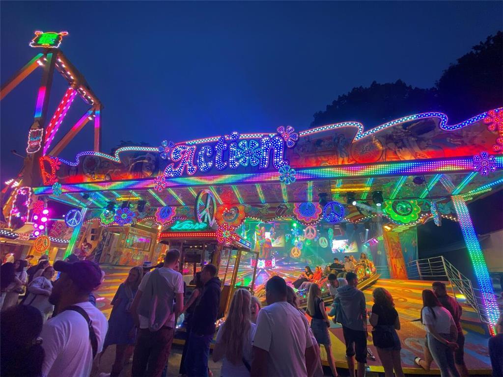 Lichtermeer und Action auf dem Pfingstmarkt.