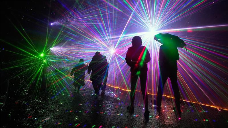 Lichterzauber in Surrey: Besucher eröffnen den ‚Windsor Great Park Illuminated‘-Pfad