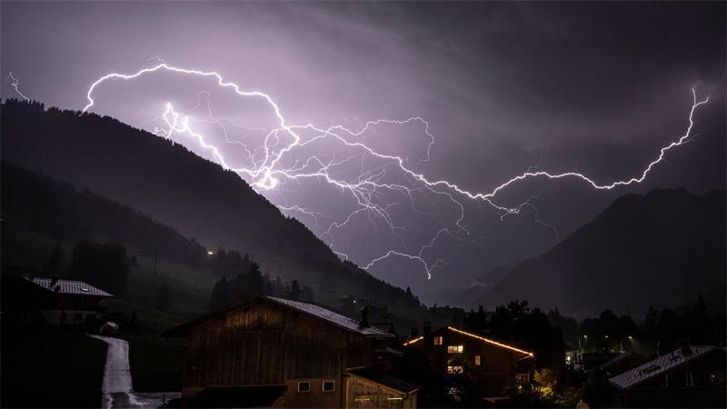 Lichtgewitter: Blitze leuchten am Himmel über dem Berner Oberland in der Schweiz.