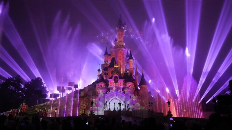 Lichtshow über dem Dornröschenschloss im Disneyland bei Paris