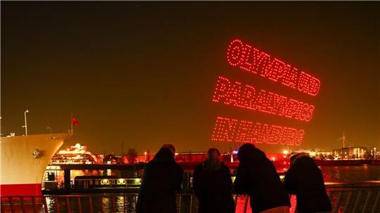 Lichtshow zum Auftakt der Olympia-Kampagne über der Elbe an den Landungsbrücken. (Archivbild)
