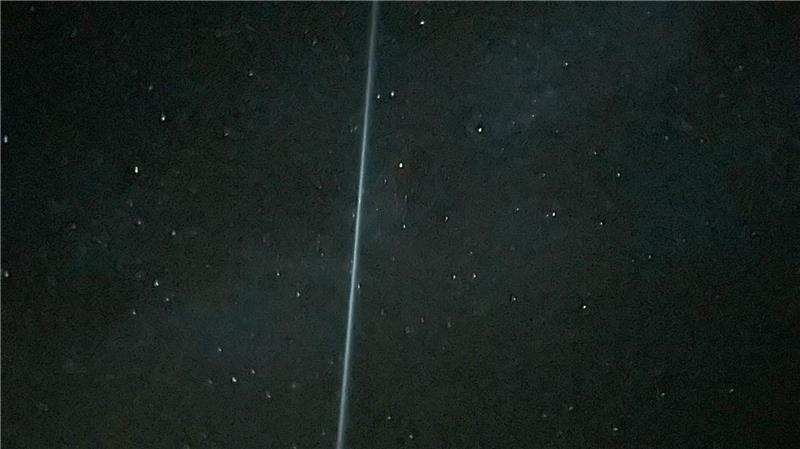 Ungewöhnlich großer Lichtstreifen am Himmel - Rätsel gelöst Lichtstreifen kam von Treibstofftropfen einer chinesischen Rakete (Foto-Handout)